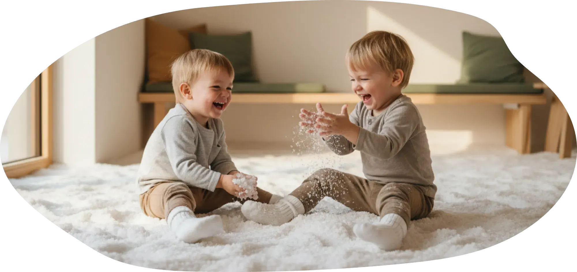 salzhof_bild_5 Zwei Kleinkinder spielen lachend mit dem Salz im SALZHOF