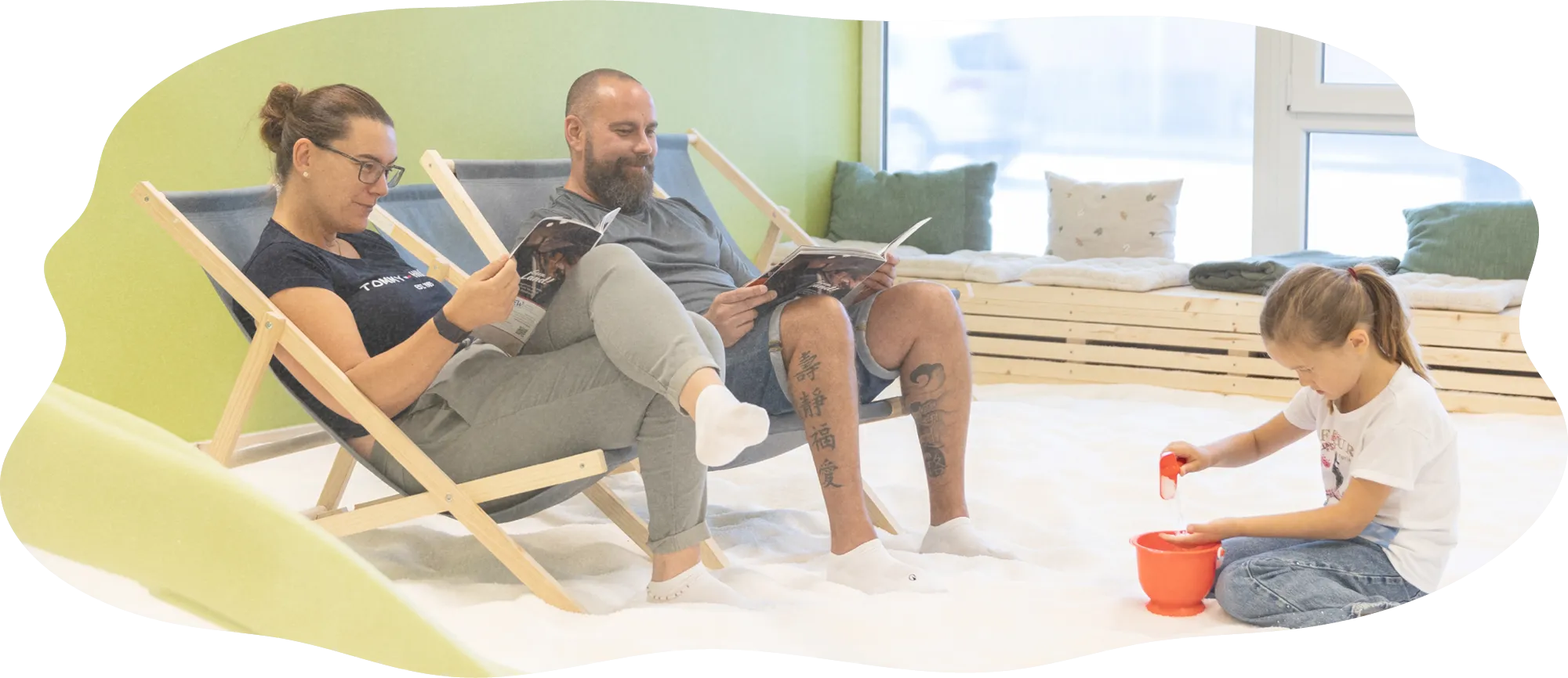 Erwachsene lesen entspannt in Liegestühlen, während ein Kind im Salz spielt – Salzhof Weiden